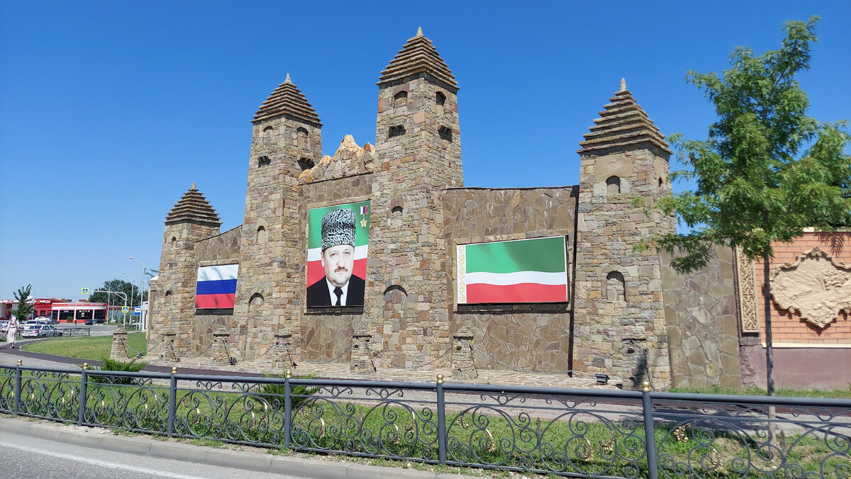 Ахмата Кадырова в Чечне очень почитают.