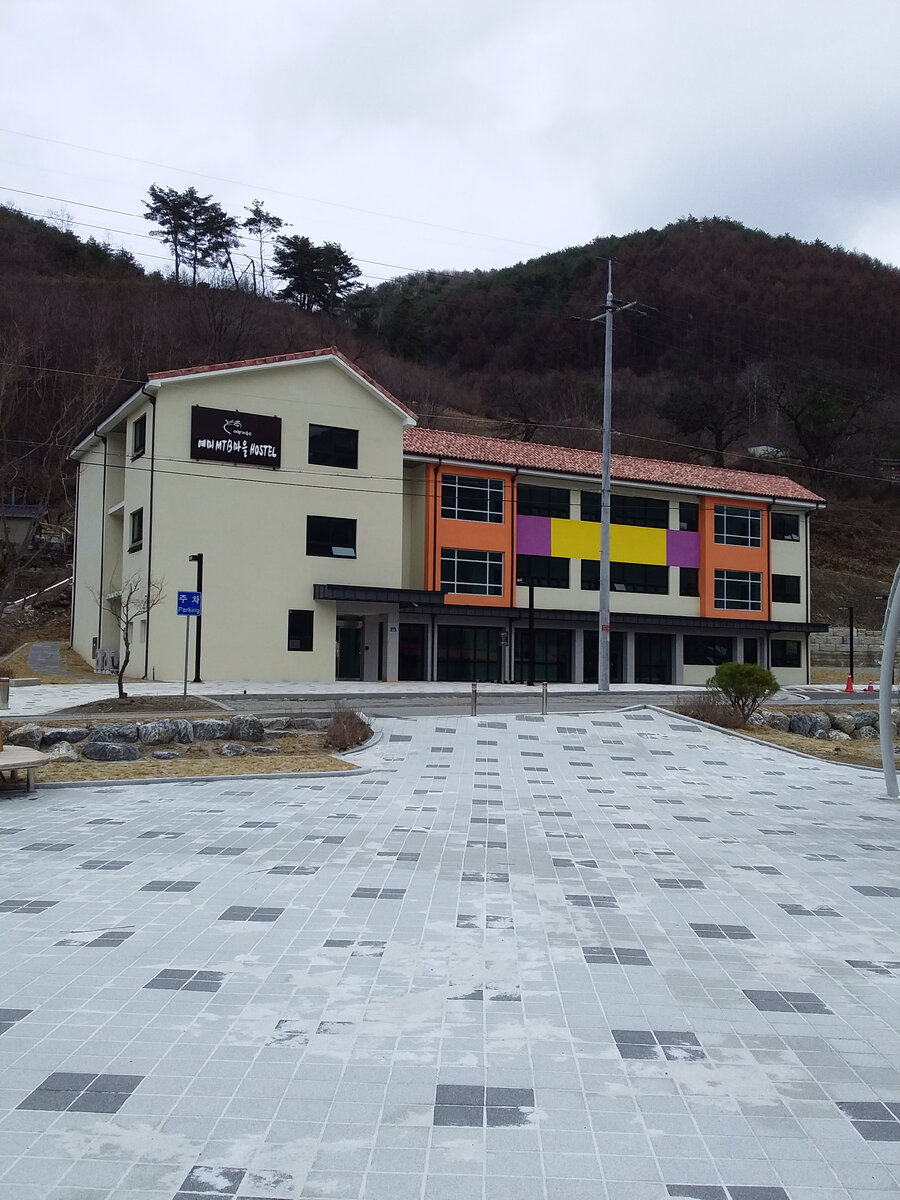 Отель в конце улицы во время прогулки 