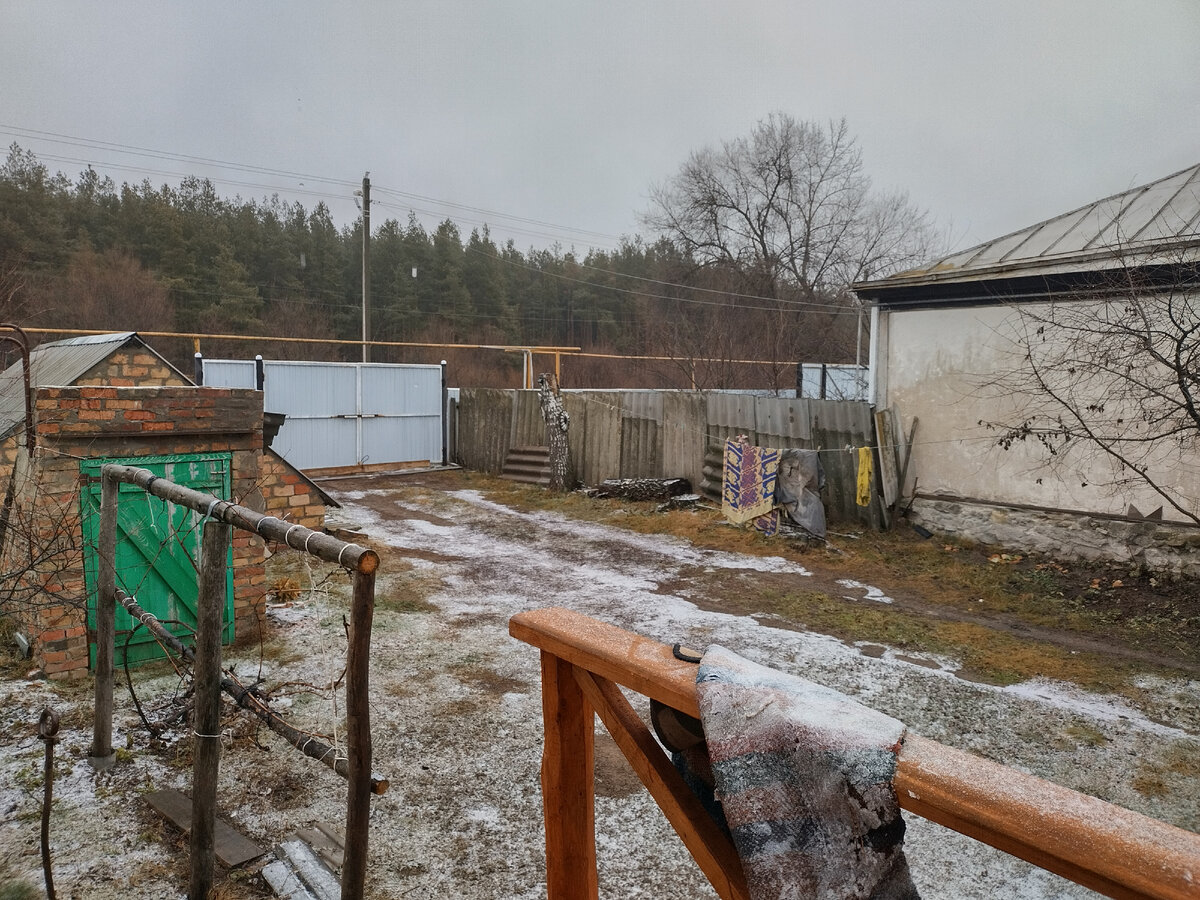 Двор, немного засыпанный снегом