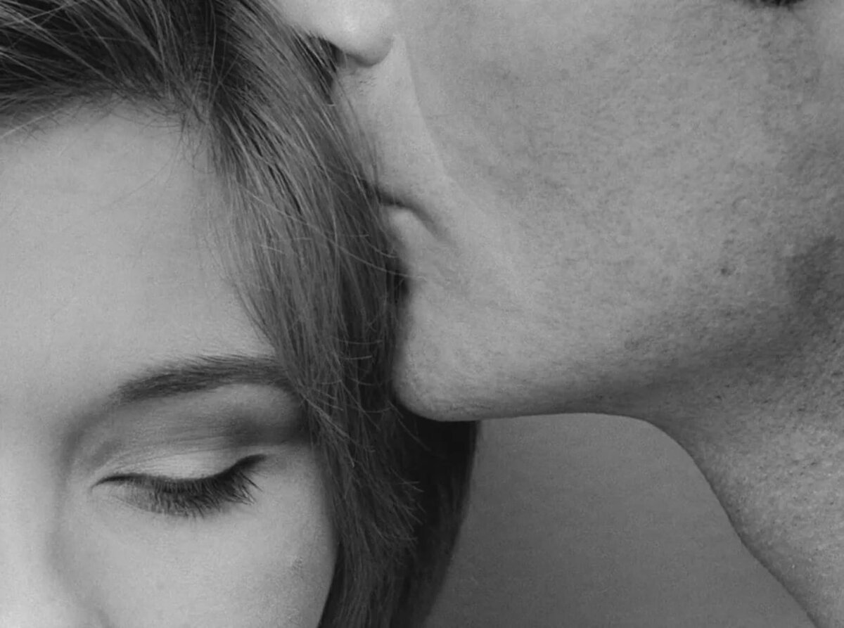 Парень целует девушку в лоб. Девушка целует девушку в лоб. Целует в макушку. Целует в макушку. Целует в макушку.