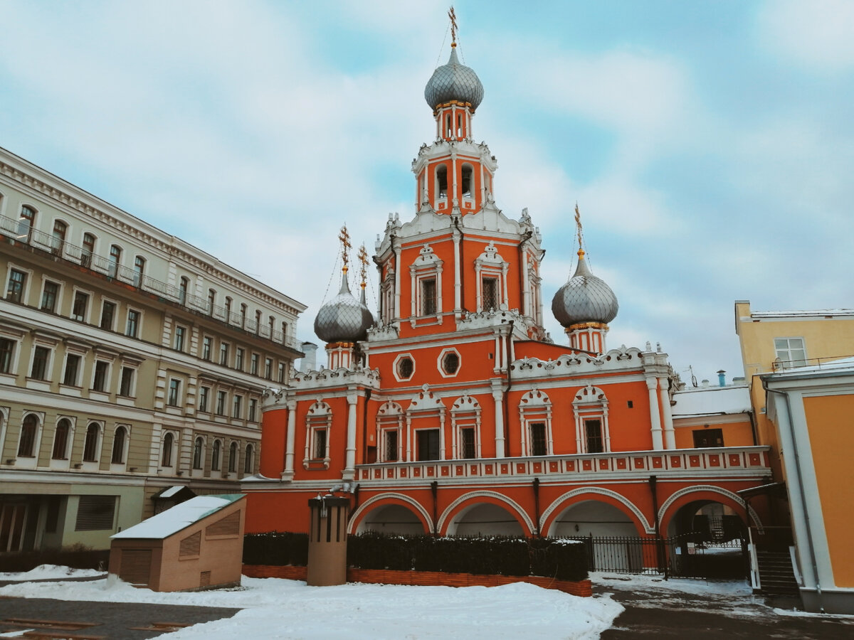 Романов переулок, д.2. Церковь стоит во дворе Романова переулка, вход через арку. 