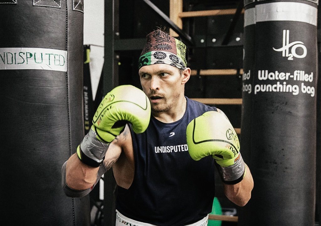 Украинский чемпион мира в супертяжелом весе по версиям (WBA, WBO и IBF) - Александр Усик