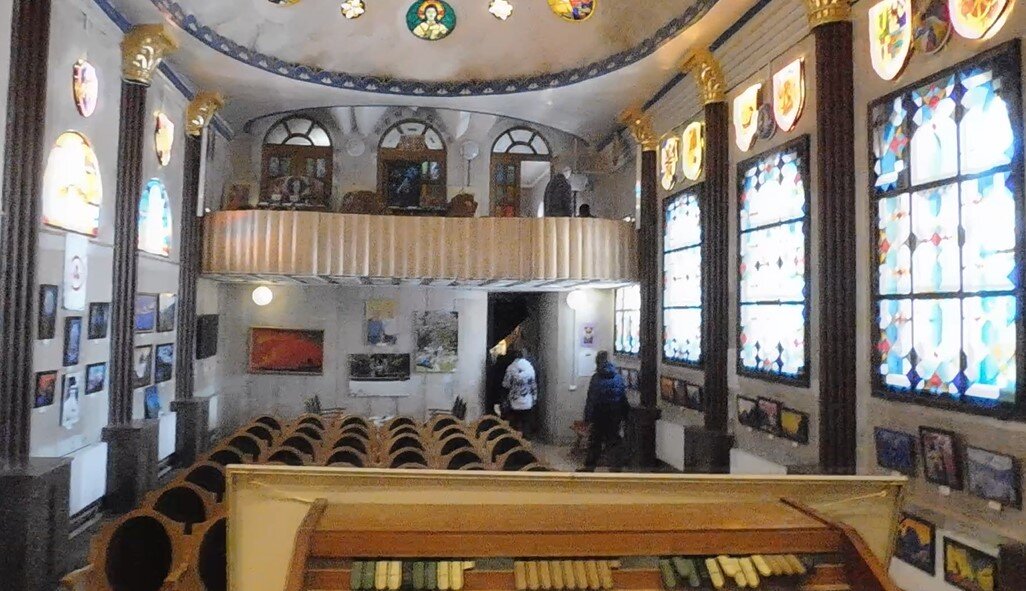 Католический зал Храма всех религий