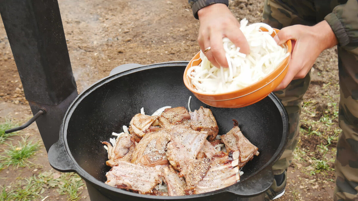 Такое блюдо хорошо готовить на большую компанию. 4 вида мяса в казане. | СЕНЯ  В ДЕЛЕ | Дзен