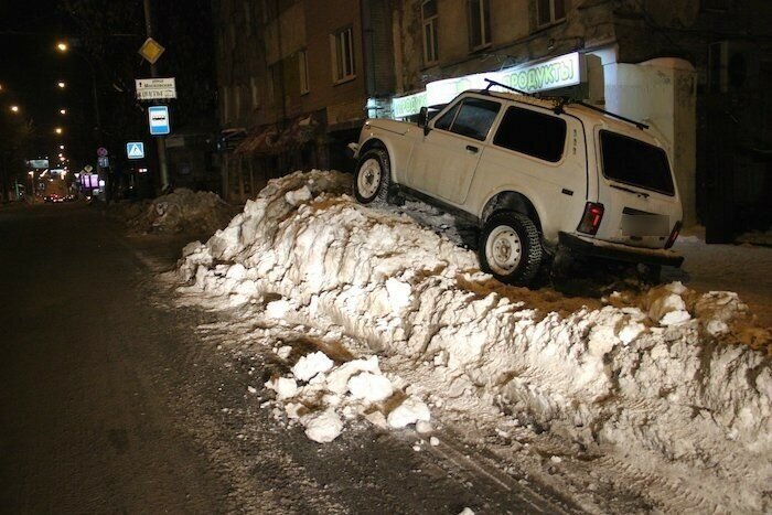 Твои правила. Нива припарковалась на сугробе. Парковка в сугробе. Нива парковка на сугробе. Нива припаркована на сугробе.