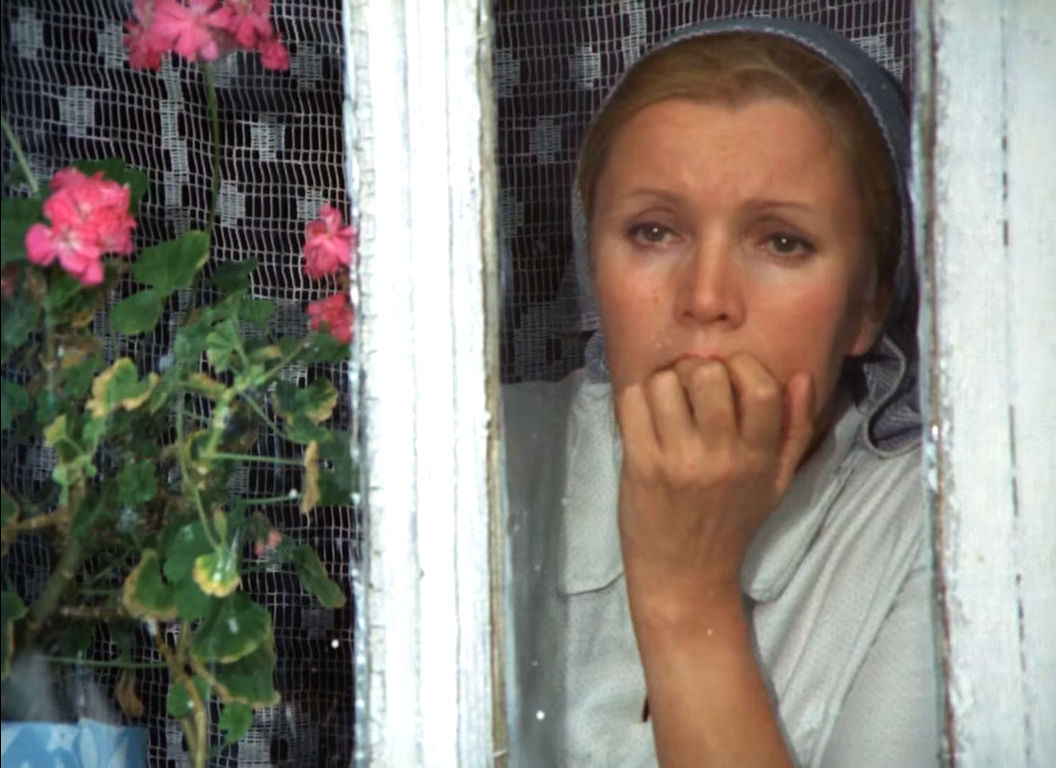 Тетя Фрося все ждет своего Конька-Горбунка. Кадр из фильма