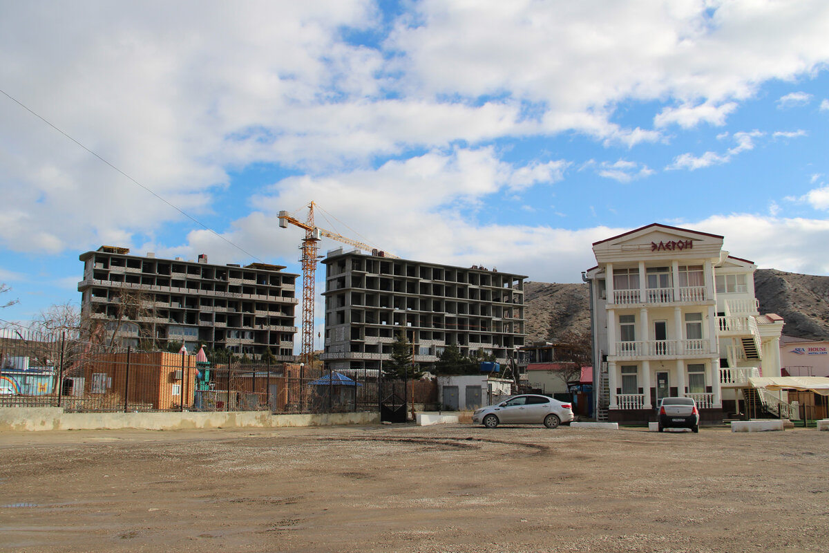 Стройка на берегу моря в Судаке