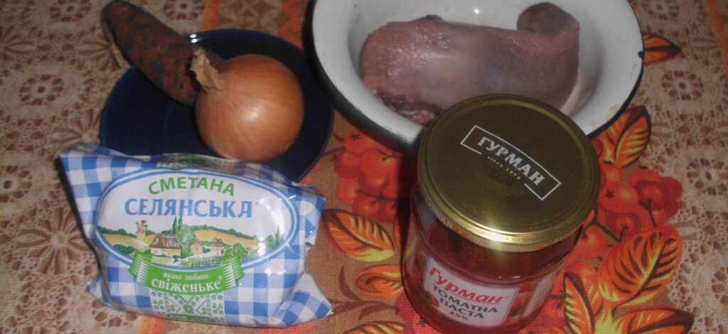 Салат с языком, маринованным луком, горошком и огурцами