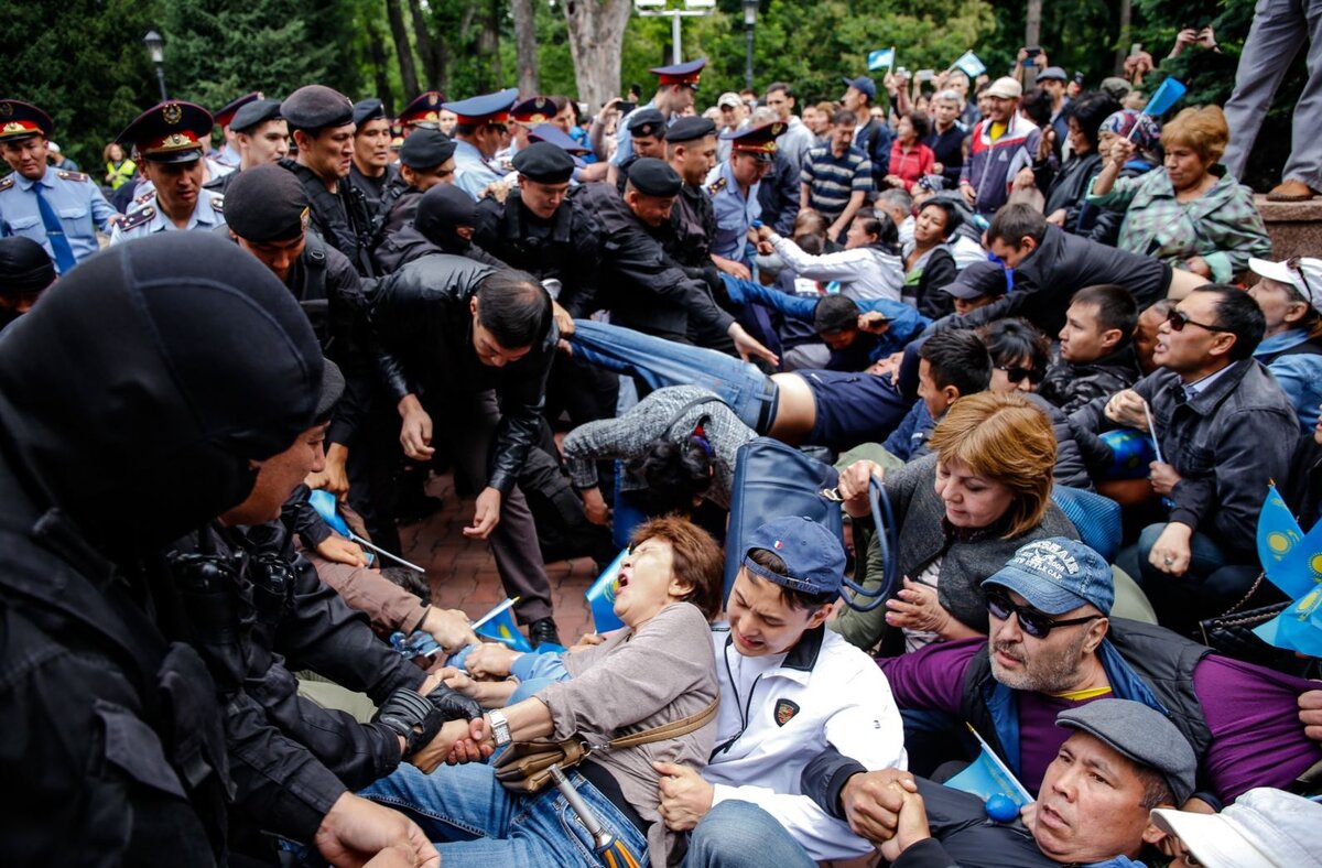 Силовики помогают встать митингующим