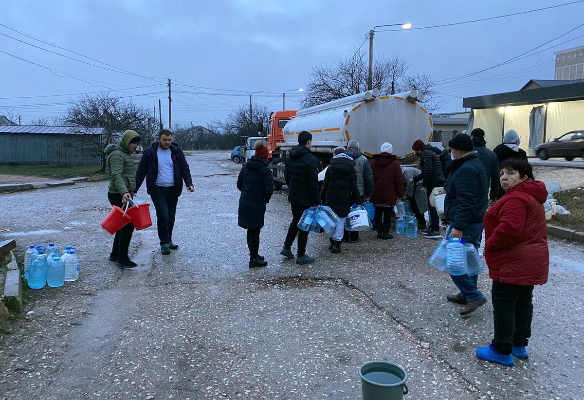Жители улицы Пахотной трое суток без воды. Депутат Г. Шаповалов организовал  её подвоз