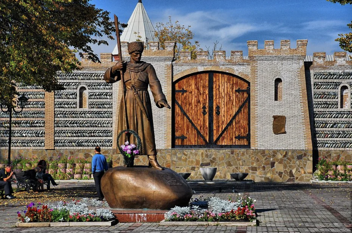 Северная осетия алания столица. Памятник Дзаугу Бугулову Владикавказ. Площадь Штыба Владикавказ. Площадь Штыба Владикавказ достопримечательности. Площадь Штыба Владикавказ памятник.