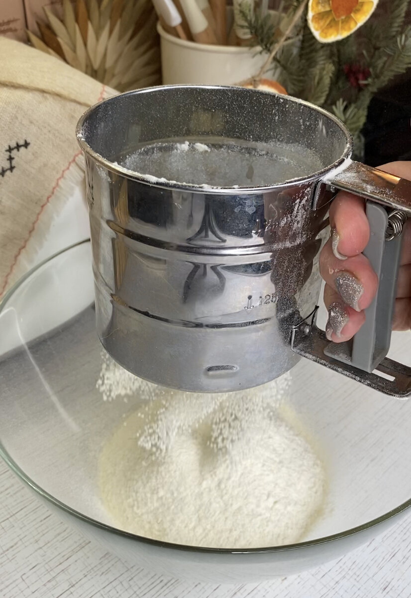 В миску просеить муку