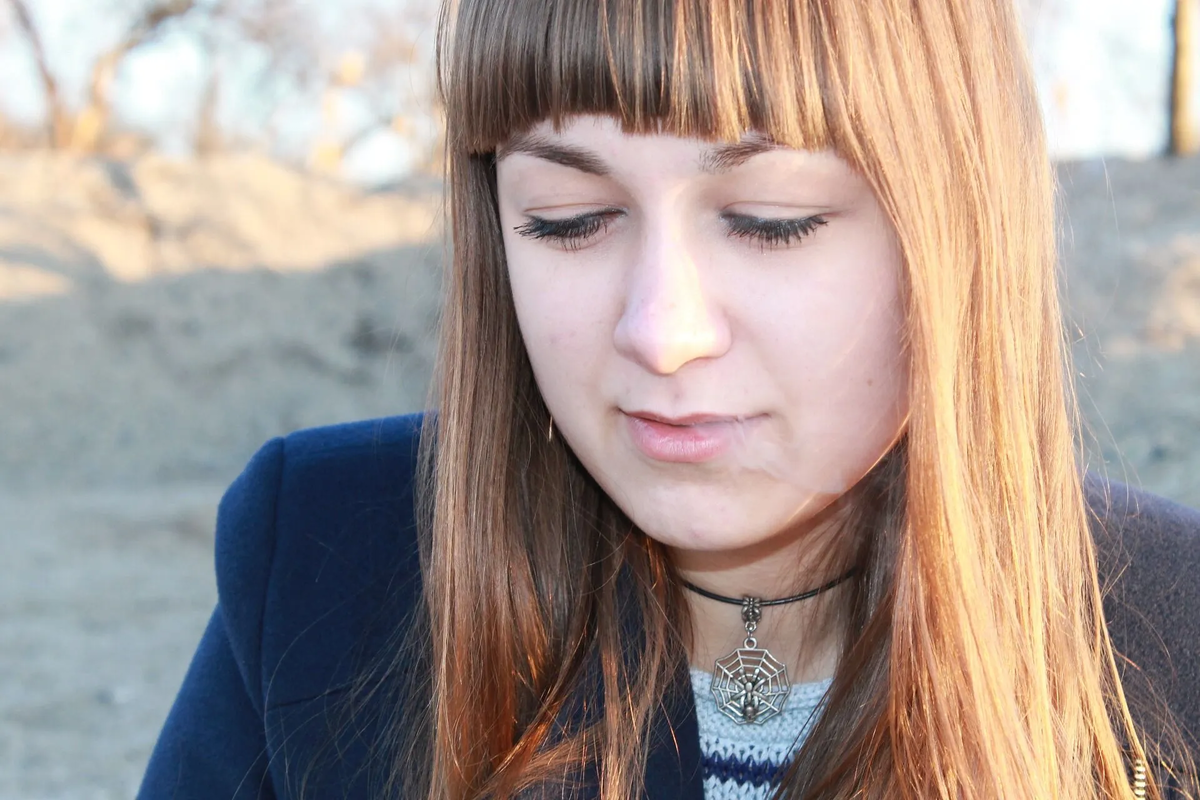 К круглому лицу подойдет  прямая челка 
