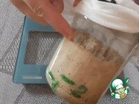     3 день. Закваска заметно выросла, появились пузырьки воздуха и неприятный запах. Хорошо перемешиваем. И подкармливаем по той же схеме 50 г ржаной муки и 50 г воды. Накрываем марлей, делаем отметку уровня закваски и убираем в тёплое, тёмное место без сквозняков.