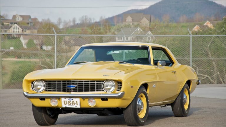 Chevrolet Camaro ZL1 — еще один американский маслкар с заоблачным ценником. В своё время это был самый мощный автомобиль с 500 л.с. Автомобиль пользовался популярностью у гонщиков и это понятно — он оборудован двигателем V8, который устанавливался в спортивные автомобили. Цена такого экземпляра на аукционе начинается от $1 000 000.