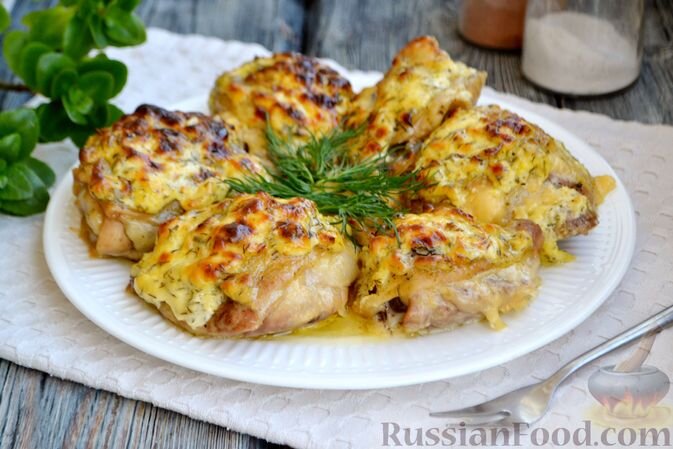 куриные бедрышки, сыр твёрдый, сметана, майонез, чеснок, соль, приправа для курицы, перец молотый, зелень укропа, масло растительное