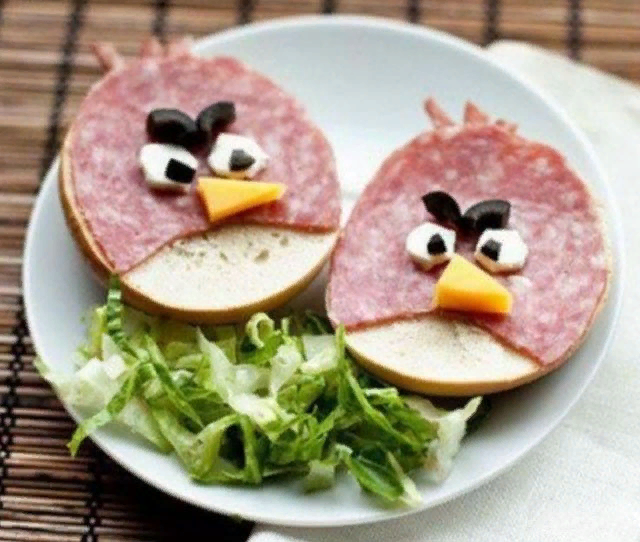 Бутерброд с чашечкой кофе сложно назвать сбалансированным и разнообразным питанием, с достаточным количеством витаминов.