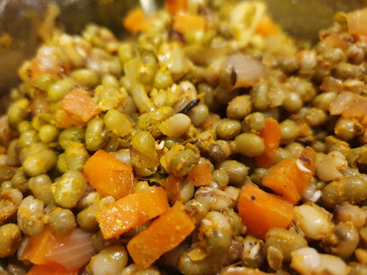 Начинка почти готова, осталось пробить блендером (или размять толкушкой)