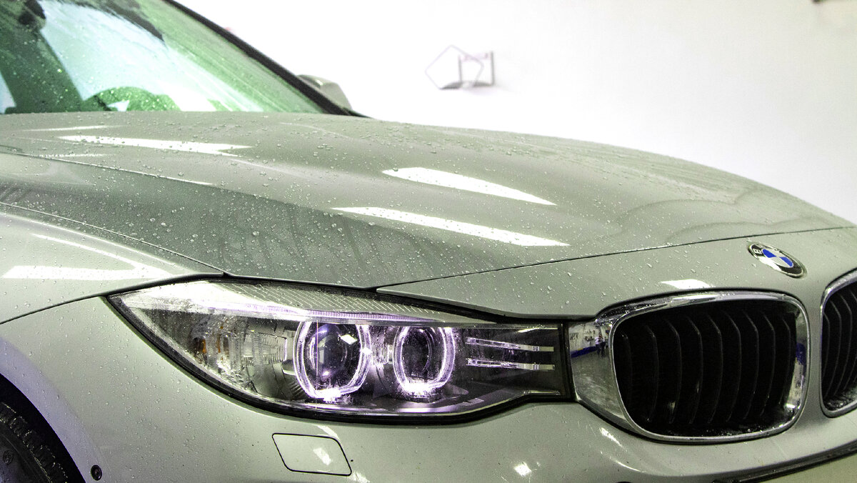 Автомобиль после мойки с гидрофобными свойствами на ЛКП