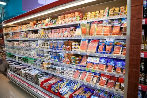 Полки магазинов с продуктами.
