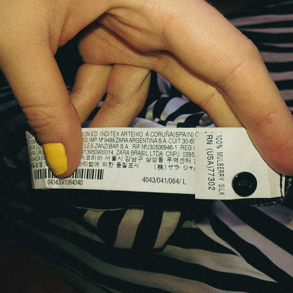 Блазка Zara в размере L из натурального шелка.