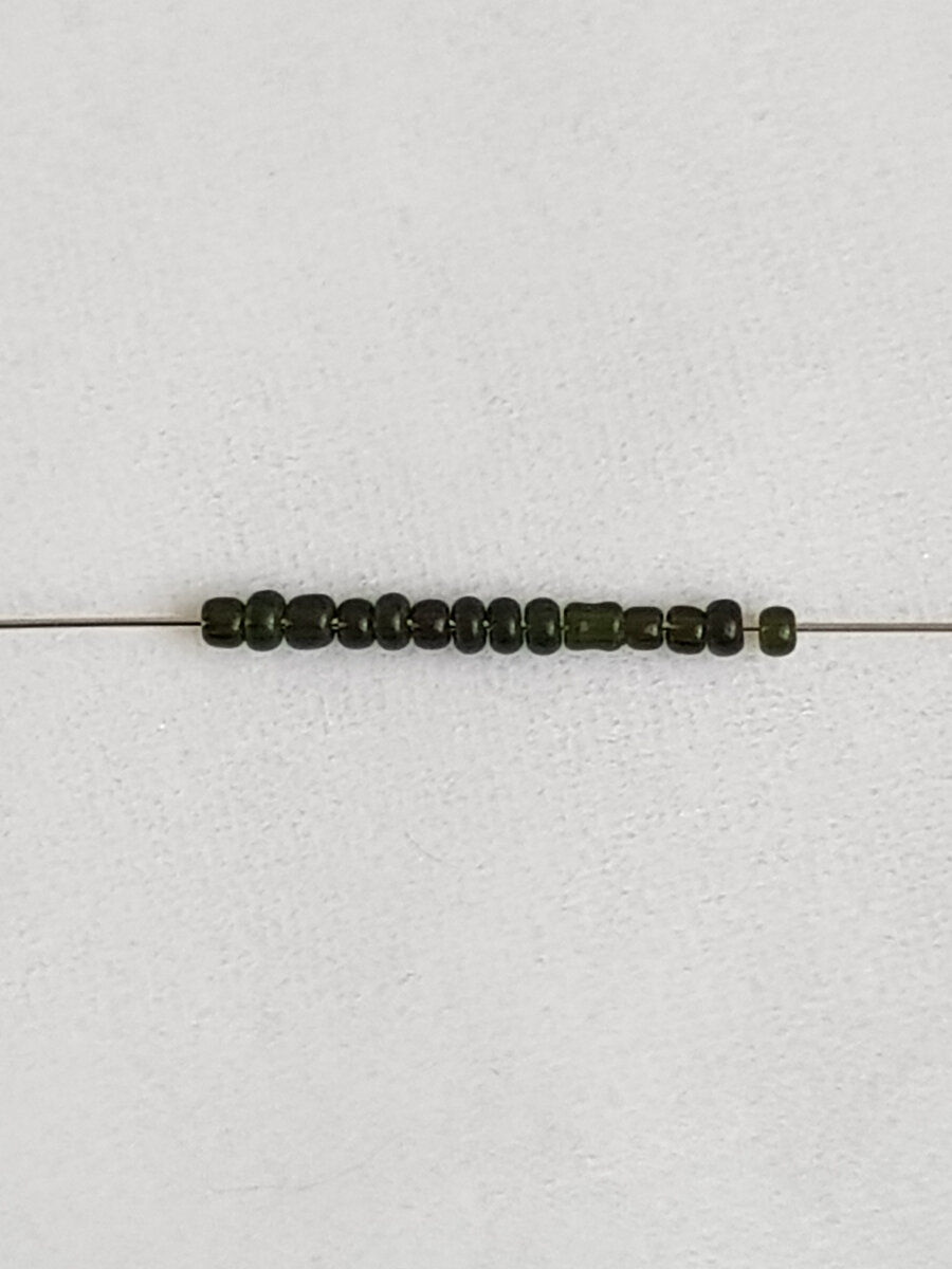 На фото видно на сколько бисерины разные по форме и размеру.