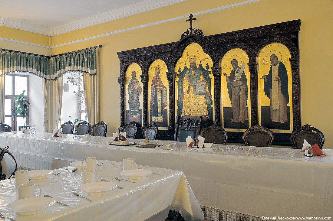 Трапезная сретенского монастыря в москве. Сретенский монастырь семинария. Трапезная кисловодск свято-никольского собора. Московская сретенская духовная академия. Сретенский монастырь трапезная.