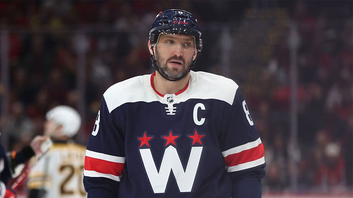 В НХЛ "Вашингтон Кэпиталс" дома на стадионе "Кэпитал Ван-Арена" принимали "Бостон Брюинз" и выиграли со счётом 4:2.  Российский капитан Столичных Александр Овечкин забросил свою 45-ю шайбу в сезоне,забив в пустые ворота с передачи Евгения Кузнецова.
  Это 775-й гол Ови за карьеру в ЛИГЕ.До результата легендарного Горди Хоу,занимающего с 801 взятием ворот соперников 2-е место среди лучших снайперов НХЛ всех времён осталось 26 раз зажечь красный свет за воротами соперников.