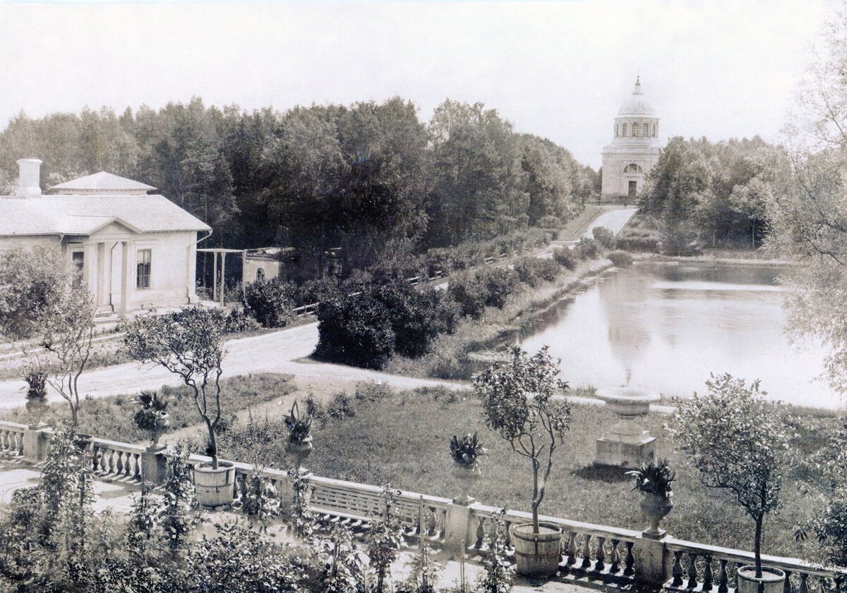 Фото: Усадьба Вонлярово: дорога от главного дома к храму Св. Александра Невского