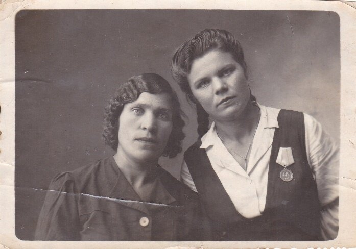 Складчикова Анна Егоровна (справа). Фото из фондов ЛОКМ.