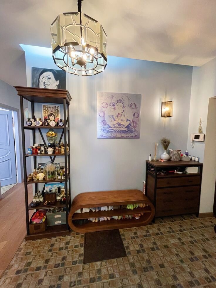 Шкаф с парфюмом в прихожей пользуется особой популярностью у гостей.