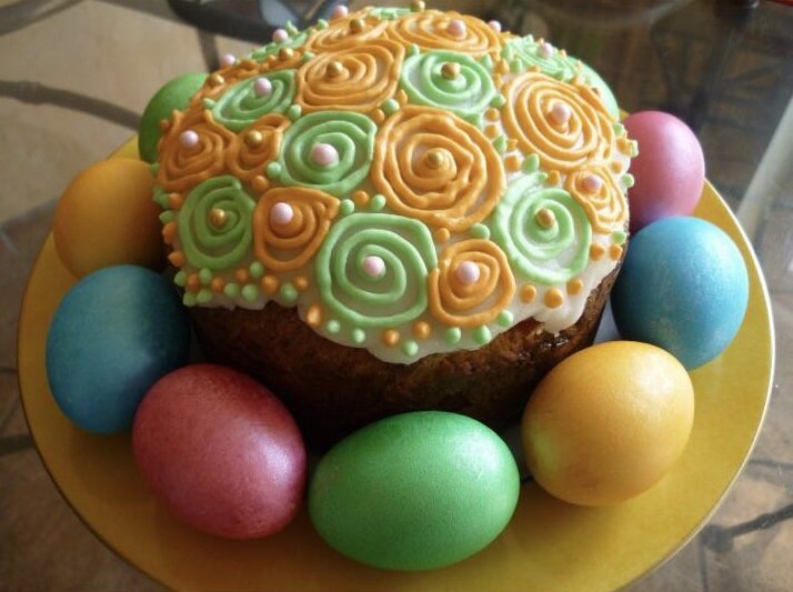 Пасхальный кулич-кекс, украшенный сахарной глазурью, разноцветным айсингом и сахарными жемчужинами. Фото автора