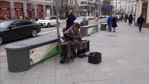 Когда гитара горит в руках. Гитарист на Кузнецком мосту