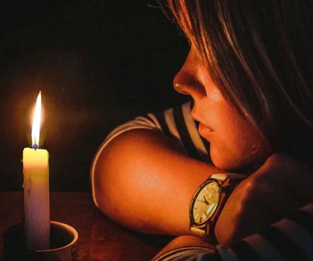 Освещение чб. Свеча бросает тени в полумрак песня. Огонь свечи бросает. Горящая тень. Свеча бросает тени в полумрак песня.