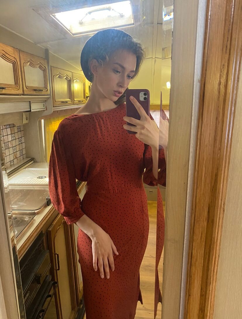 Лариса Кулакова в образе Алены на съемках сериала