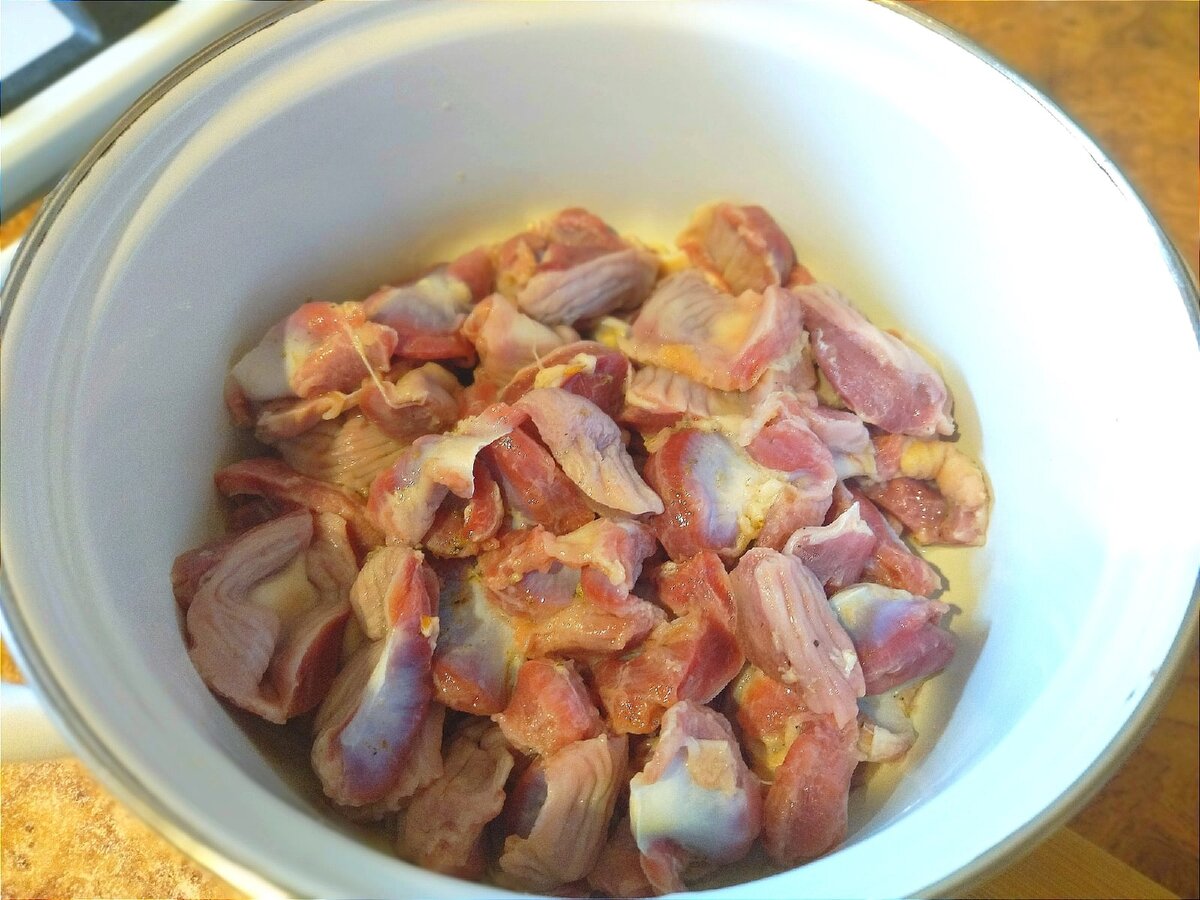 Тушеные куриные желудки в сметане - рецепт с фото пошагово