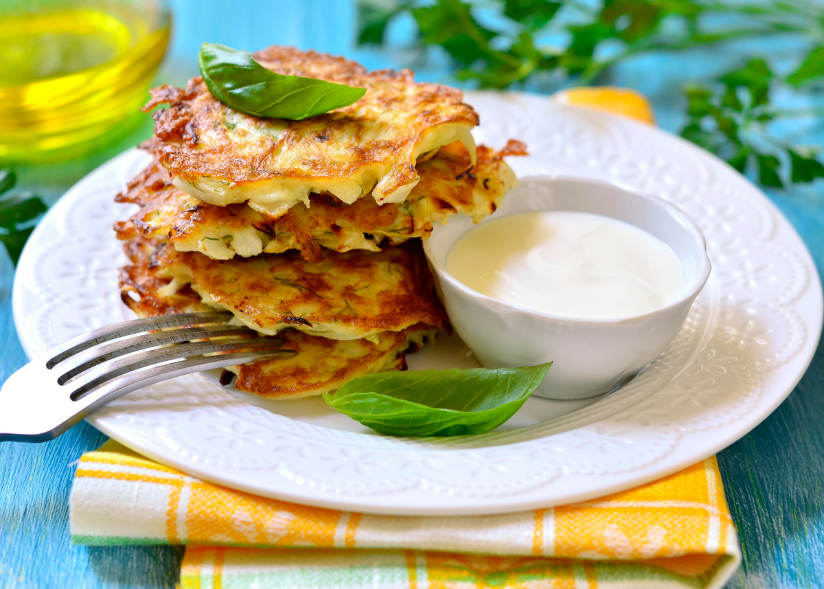 Капустные драники. Драники с овощами. Оладьи с квашеной капустой. Драники с квашеной капустой.