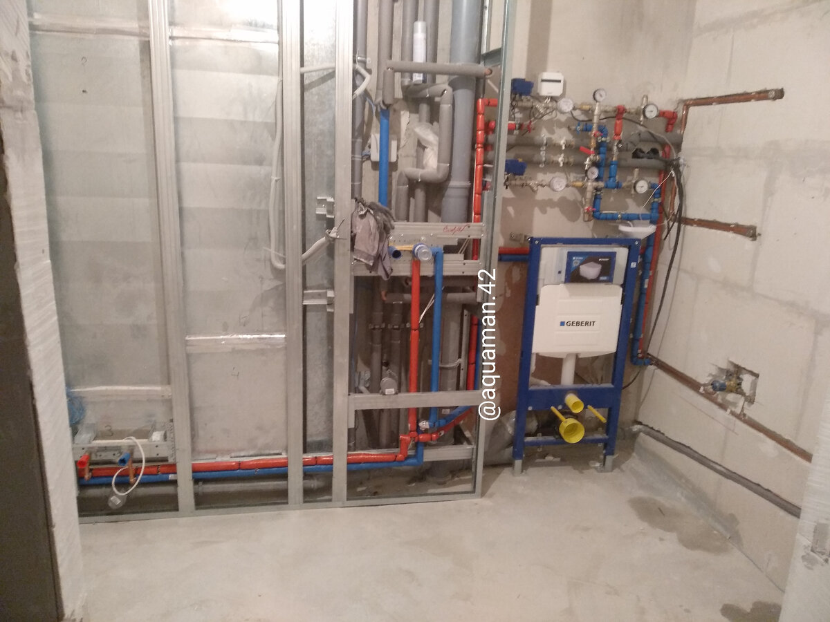 Любой вводной узел воды в квартире, по моему субъективному мнению должен включать в себя, следующие элементы: 1.Запорную арматуру 2.Систему защиты от протечек. 3. Фильтр грязной очистки. 4.Счетчик воды. 5.Фильтр тонкой очистки. 6.Редуктор давления. Но и желательно предусмотреть краны на проточный водонагреватель, если бойлер не был сразу установлен, то лучше пусть останется лёгкая возможность установки проточника, только не забудьте кинуть кабель тоже заранее на него с подходящим сечением. Уверяю, что через пару лет он там появиться этот проточника, если Вы это предусмотрите, так как мало приятного, когда отключают воду на две недели, кипятить чайники😎