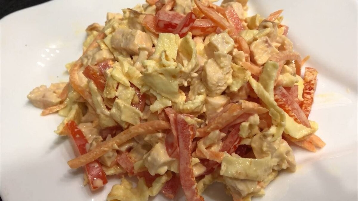 Салат с курицей и корейской морковью.