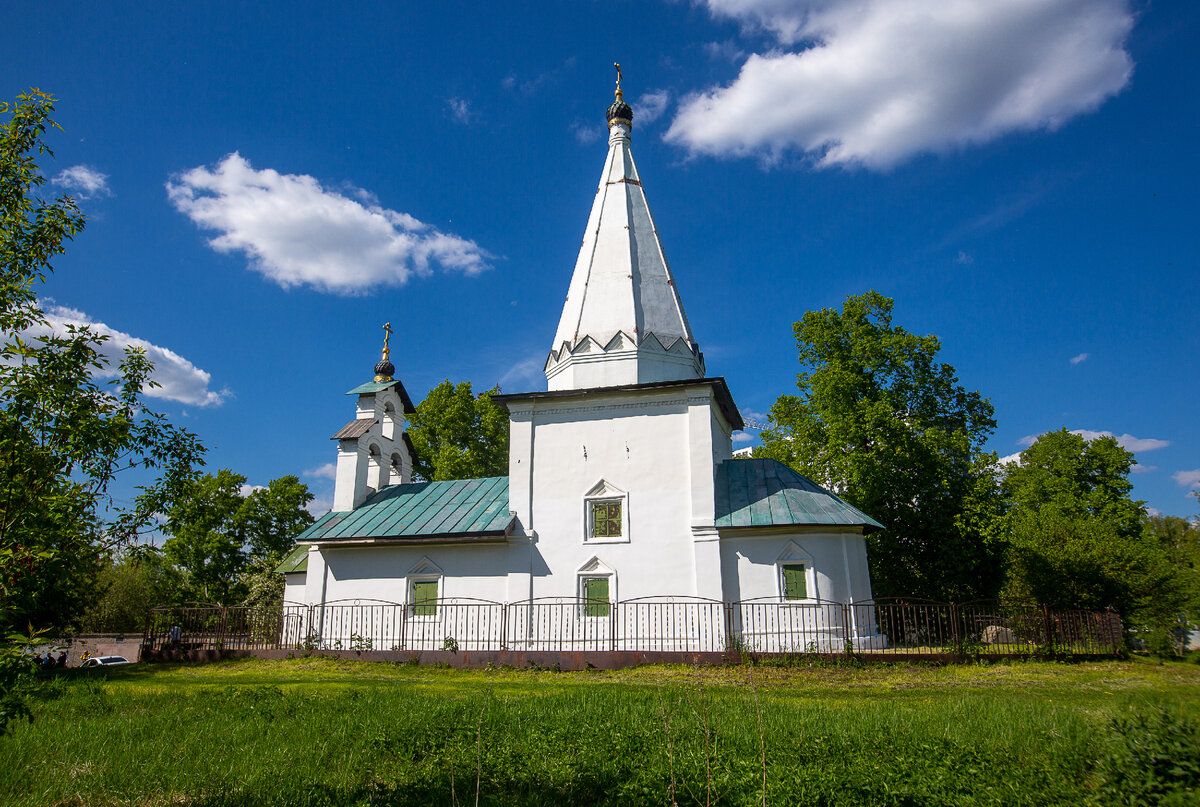 Никольский храм бывшей усадьбы Петровское. Лыткарино, Московская область. Фото автора статьи (ещё 1 фото) 