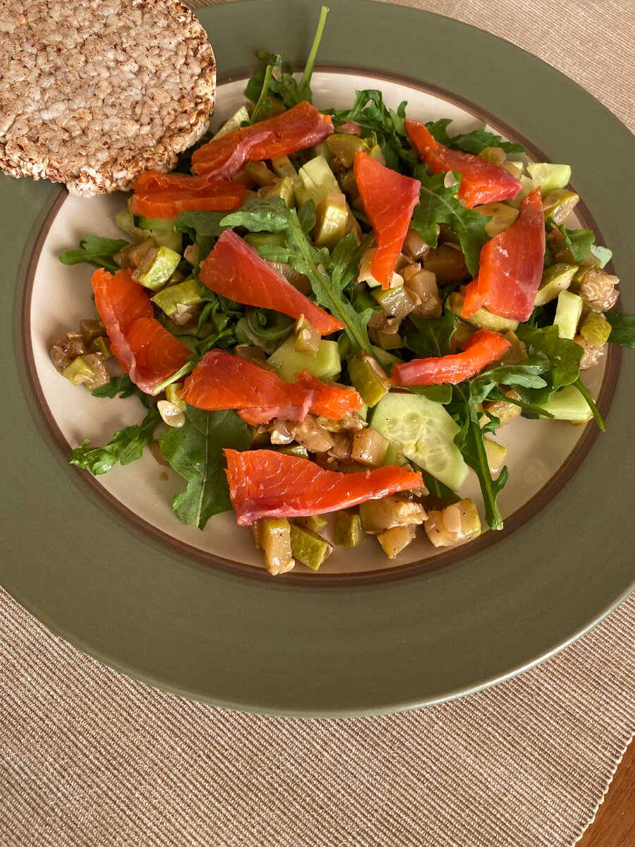 Салат с рукколой, кабачком, огурцом и семгой