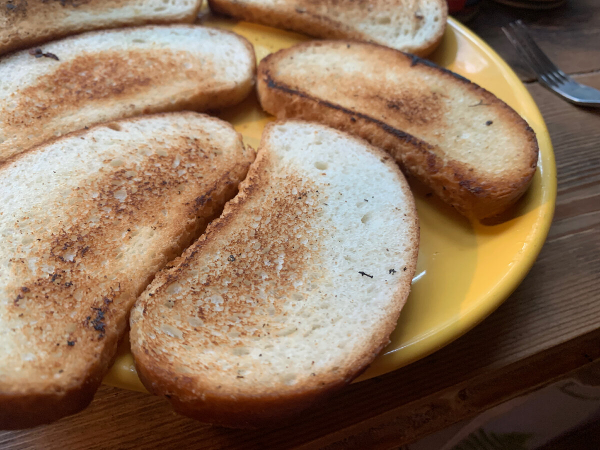 С этого у нас все и началось)) решили обжарить уже немножко зачерствевший хлебушек, а получилась кростини 😂