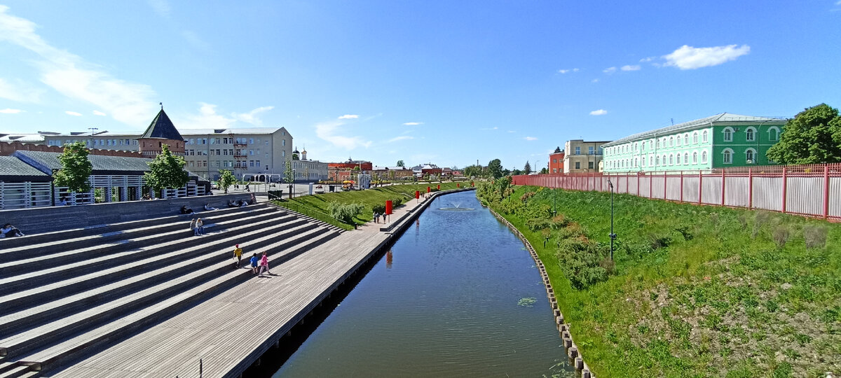 Справа - те самые заводские строения 