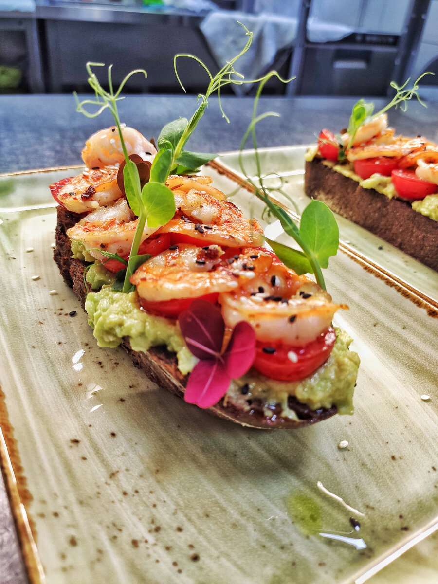 Брускетта с креветками и муссом из авокадо 