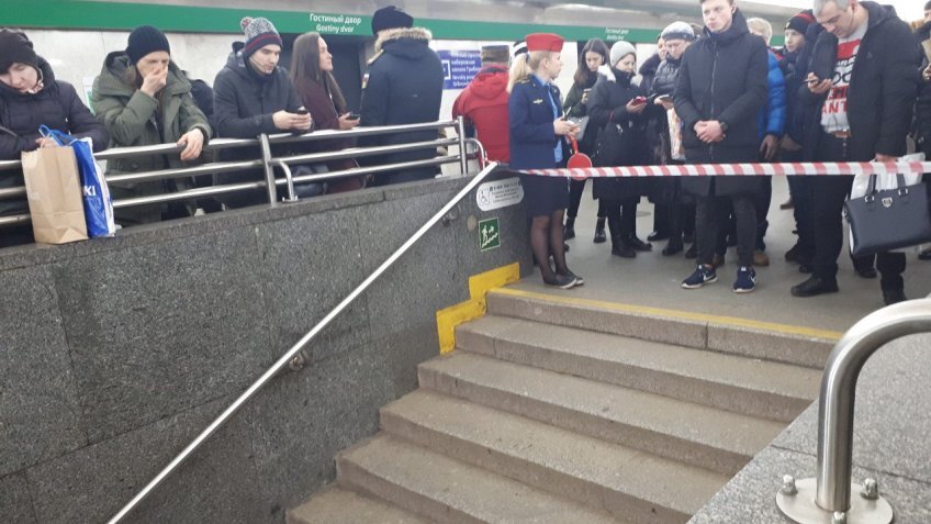 Переход Гостинный Двор - Невский Проспект