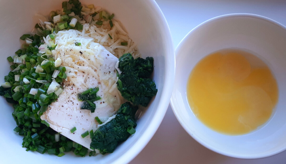 Фото автора. Начинка готова. Осталось хорошо перемешать.  А желтками смажем пирог. 