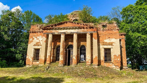 Старинная церковь рядом с кладбищем в лесу. Село Круглое, Липецкая область