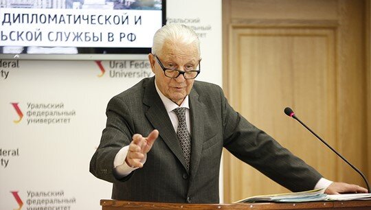 Н.М. Елизаров уйдя на заслуженный отдых, продолжал работать: выступал с лекциями в разных аудиториях, встречался с коллегами...