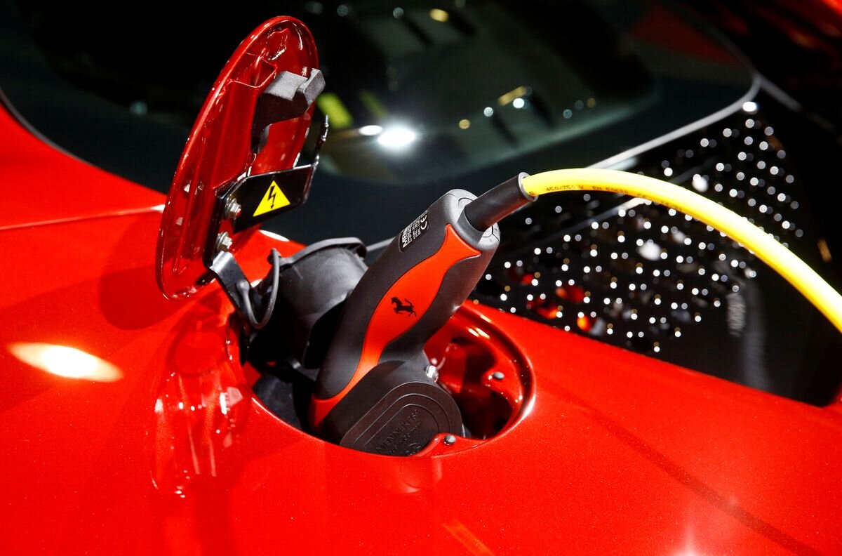 Ferrari будет выпускать бензогенераторов на своем медленном пути к электричеству