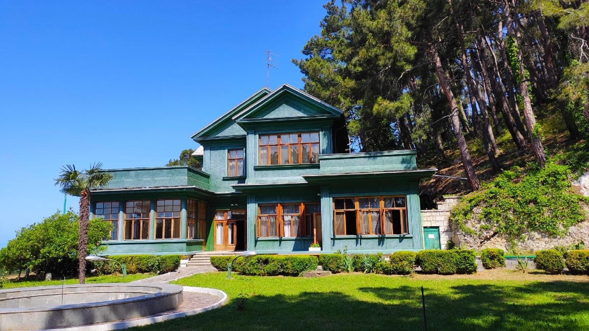 Где находится дача сталина в абхазии. Дом музей дача сталина в сочи. Дача сталина рица внутри. Дача сталина в абхазии цандрипш. Дом музей дача сталина в сочи.